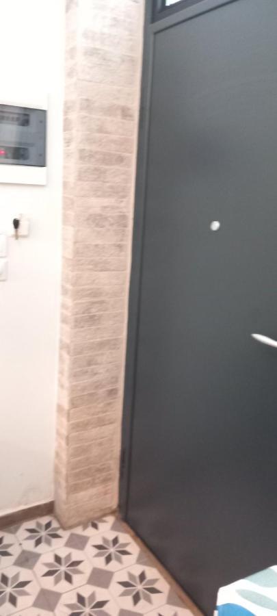 πολυτελεσ στουντιο φαληρο πλησιον ραδιο σιτυ